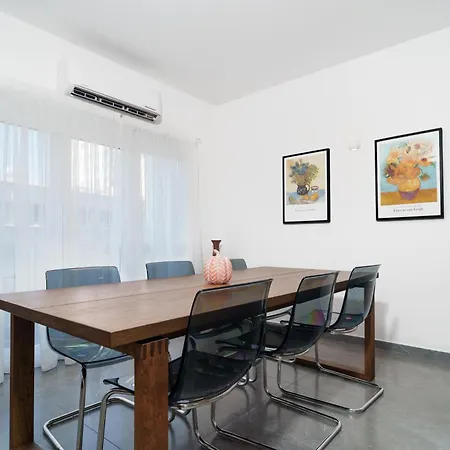 3bdr Design 125sqm 3 Min To Finikoudes Larnaca