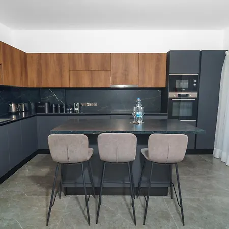 3bdr Design 125sqm 3 Min To Finikoudes *